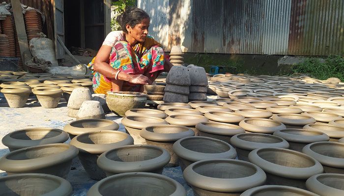 বৈশাখ রাঙাতে ব্যস্ত মৃৎশিল্পীরা