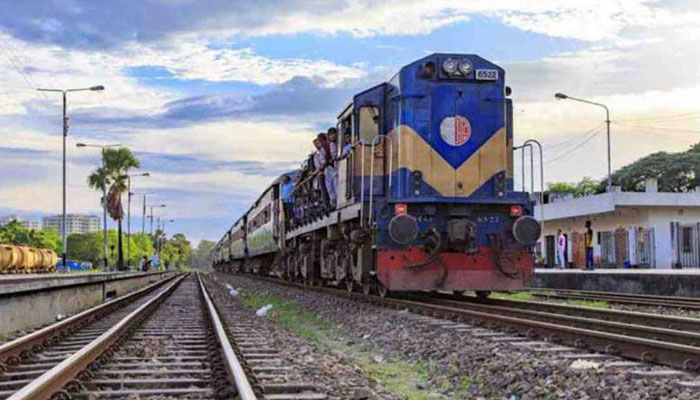 চলন্ত ট্রেনের ছাদ থেকে পড়ে প্রাণ গেল কিশোরের