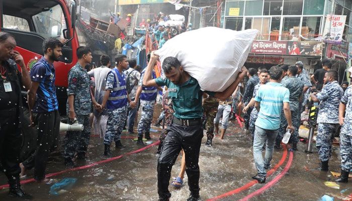মালামাল সরাতে প্রাণপণ চেষ্টা