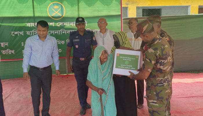পিরোজপুরে সেনাবাহিনীর ঈদ খাদ্যসামগ্রী পেলো ৪৫০ পরিবার