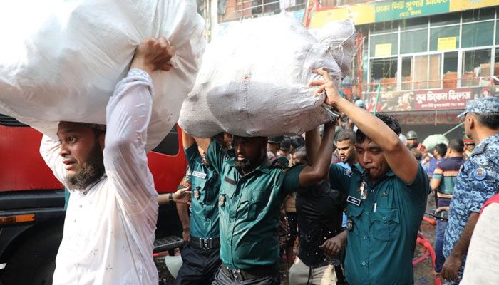 মালামাল সরাতে প্রাণপণ চেষ্টা