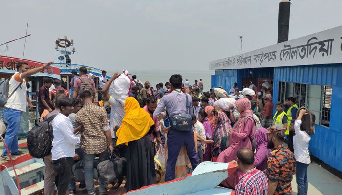 দৌলতদিয়ায় রাজধানীমুখী মানুষের ঢল