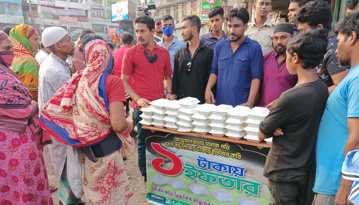 শখের ক্যামেরা বিক্রি করে এক টাকায় ইফতারি
