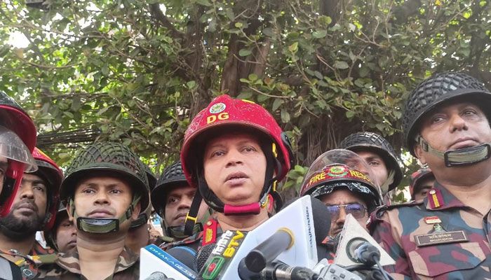 আগুন নিয়ন্ত্রণে, পুরোপুরি নির্বাপণে কাজ চলছে : ফায়ার ডিজি