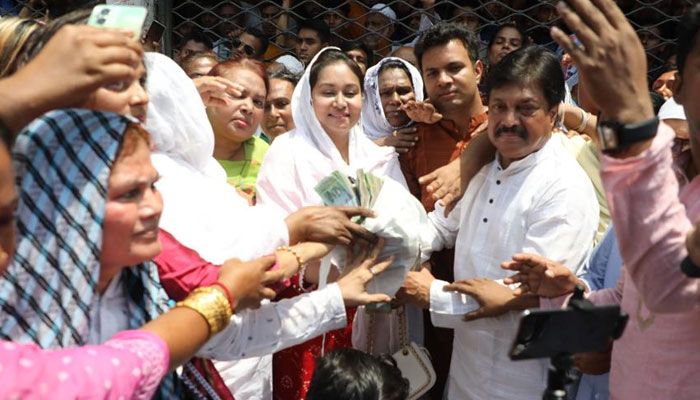 বঙ্গবাজারে ক্ষতিগ্রস্ত ব্যবসায়ীদের ২০ লাখ টাকা সহয়াতা দিলেন হিজড়া সম্প্রদায়। প্রবা ফটো