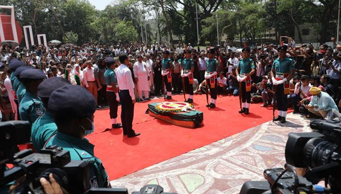 ডা. জাফরুল্লাহ চৌধুরীকে শহীদ মিনারে গার্ড অব অনার  