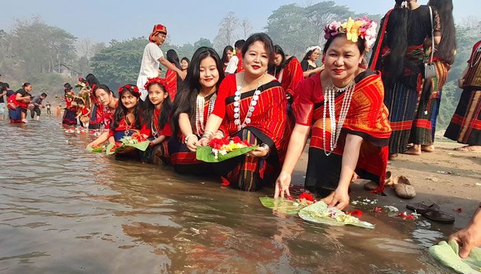 ফুল ভাসিয়ে প্রাণের উৎসব 