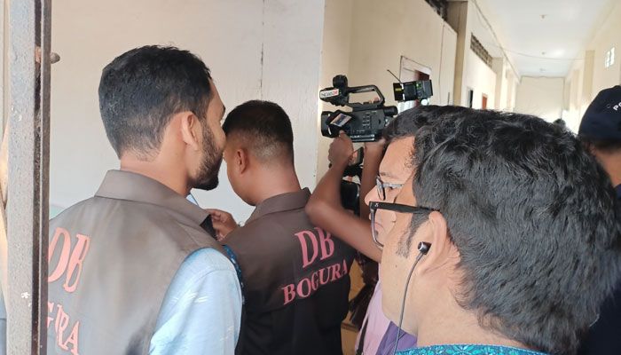 অফিস সহকারীর মরদেহ উদ্ধার করছেন পুলিশ কর্মকর্তারা। প্রবা ফটো