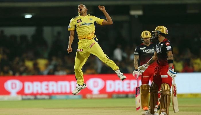 চেন্নাইয়ের রান পাহাড়ের চূড়ায় ওঠে পা হড়কাল ব্যাঙ্গালুরু