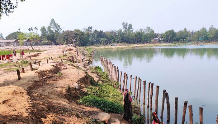 বাঁধের কাজ বন্ধ ১০ মাস, লাপাত্তা ঠিকাদার