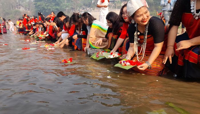 নদীতে ফুল ভাসিয়ে পাহাড়ি তরুণীরা বৈসাবি উৎসবের সূচনা করেন। 