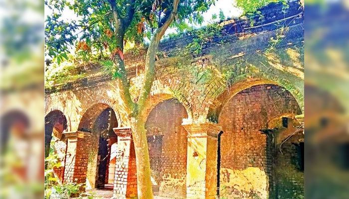অযত্ন অবহেলায় অস্তিত্ব সংকটে কালের চিহ্ন