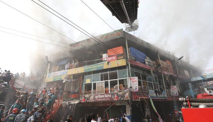 মালামাল সরাতে প্রাণপণ চেষ্টা