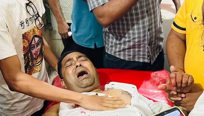 বাউফলে সাবেক কাউন্সিলরকে কুপিয়ে জখম