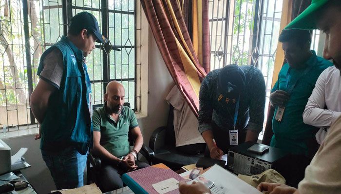 শরীয়তপুরে ঘুষের টাকাসহ বিসিক কর্মকর্তা গ্রেপ্তার