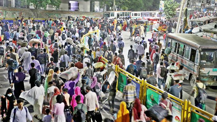 ঈদের ছুটির সপ্তাহখানেক পর কর্মজীবী মানুষের ঢাকায় ফেরা। ভোররাতে লঞ্চ থেকে নেমে যাত্রীরা গাড়ি না পেয়ে দীর্ঘ সময় অপেক্ষার পর হেঁটে রওনা দেয়। ছবিটি সদরঘাট এলাকা থেকে তোলা। ছবি : রুবেল রশীদ 