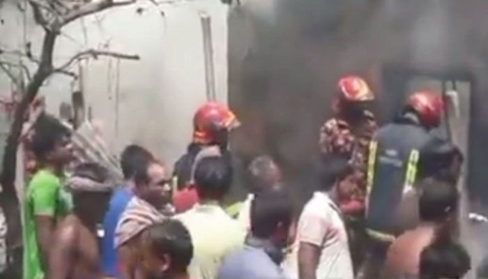 বড়াইগ্রামে বসতঘরে লাগা আগুন নেভাতে কাজ করছে ফায়ার সার্ভিস সদস্যরা। 