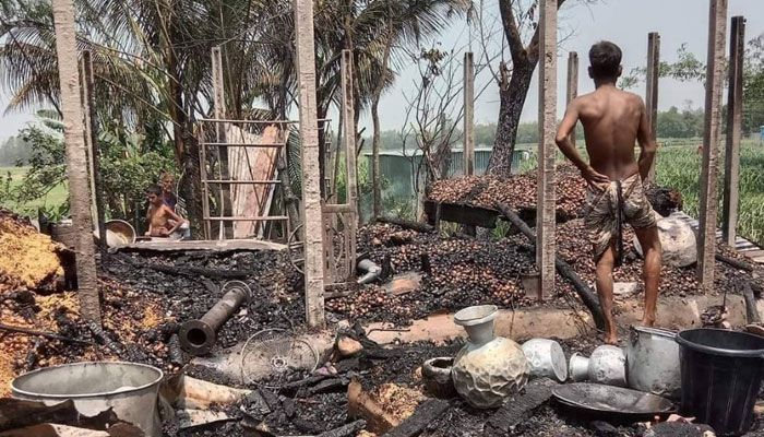 রবিবার পাবনার সাঁথিয়ায় ভয়াবহ অগ্নিকাণ্ডে ৪টি বসত ঘর পুড়ে ছাই হওয়ার পর। প্রবা ফটো