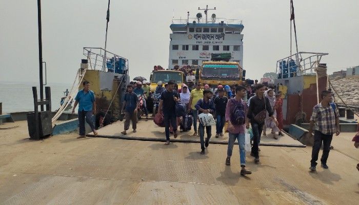 ঈদের দিনেও দৌলতদিয়া ঘাটে ঘরমুখী শত শত মানুষ