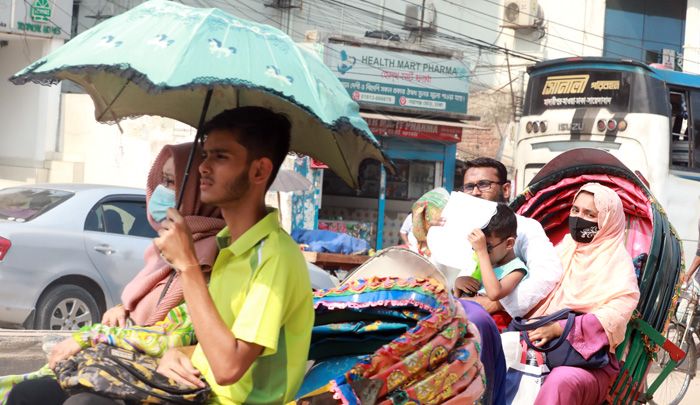 দিনের বেলায় দেশের অর্ধেকেরও বেশি এলাকায় দাবদাহ বয়ে গেছে। দিনে প্রখর রোদের কারণে রাজধানীসহ দেশের বেশিরভাগ এলাকার মানুষকে গরমের কষ্টে থাকতে হয়। প্রখর রোদ থেকে নিজেকে এবং সন্তানকে রক্ষার জন্য মাথার ওপর ফাইল ধরে রাখে। ছবিটি দয়াগঞ্জ এলাকা থেকে তোলা। ছবি : ইন্দ্রজিৎ কুমার ঘোষ 