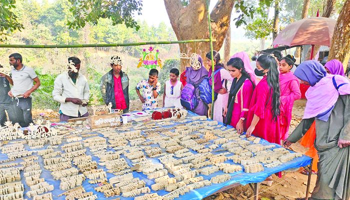 কাঠের অক্ষরে সংসার চলে
