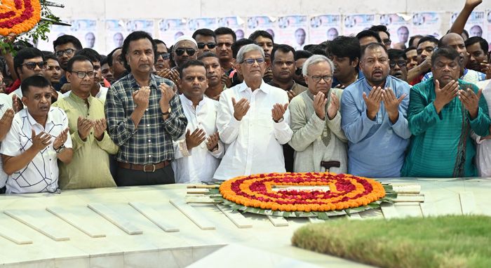 জাতীয়তাবাদী স্বেচ্ছাসেবক দলের প্রতিষ্ঠাবার্ষিকী উপলক্ষে বিএনপির প্রতিষ্ঠাতা জিয়াউর রহমানের কবরে ফুল দিয়ে শ্রদ্ধা নিবেদন করেন বিএনপি মহাসচিব মির্জা ফখরুল ইসলাম আলমগীরসহ স্বেচ্ছাসেবক দলের নেতারা। ছবি : আরিফুল আমিন 
