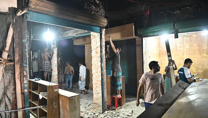 ভয়াবহ আগুনে ক্ষতিগ্রস্ত নিউ সুপার মার্কেটের দোকানগুলো মেরামত করা হচ্ছে । ছবি : আরিফুল আমিন