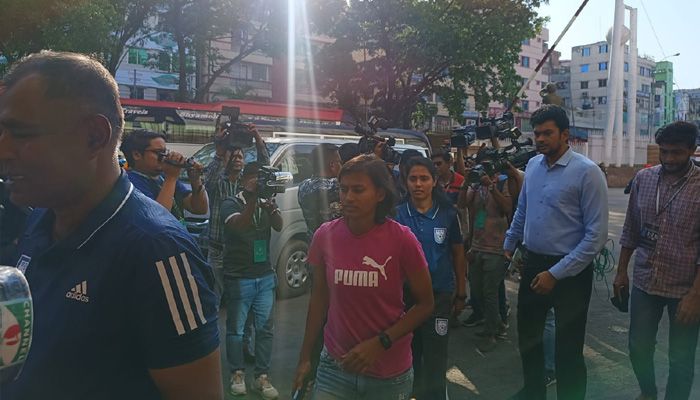 পুরস্কার নিতে বিসিবিতে সাফজয়ী ফুটবলাররা