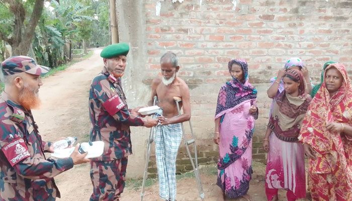 খাগড়াছড়িতে বাড়ি বাড়ি গিয়ে বিজিবির ইফতারসামগ্রী বিতরণ