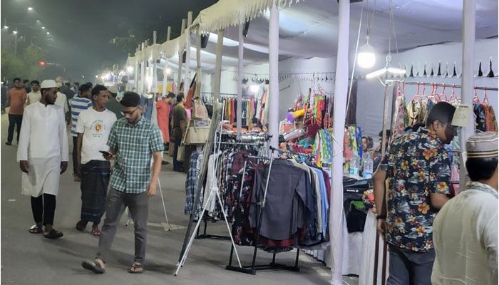 ডিএনসিসি হলিডে মার্কেটে ঈদের কেনাকাটা