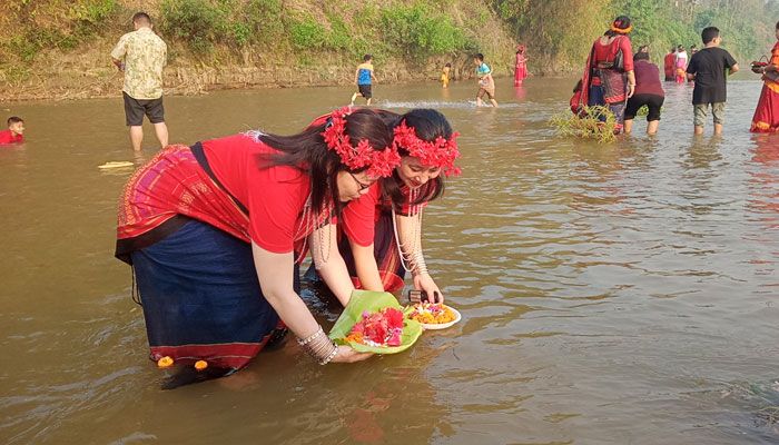 সকালে খাগড়াছড়ি দক্ষিণ খবংপড়িয়া চেঙ্গী নদীতে ফুল ভাসিয়ে ঐতিহ্যবাহী বিজু উৎসব শুরু। প্রবা ফটো
