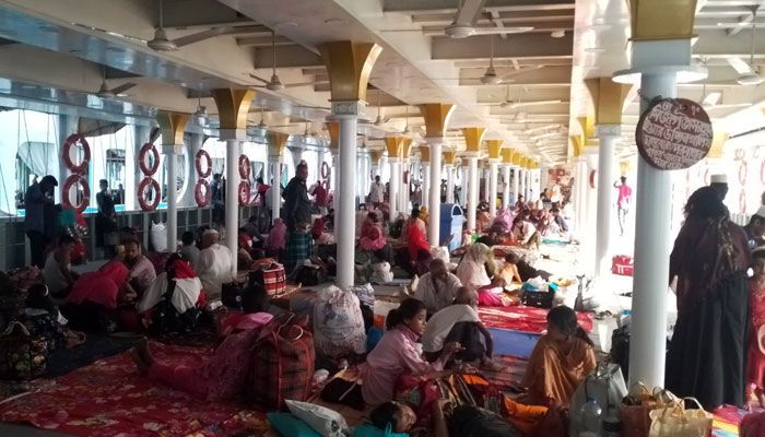 আসন্ন ঈদুল ফিতর উপলক্ষে রাজধানীর সদরঘাট লঞ্চ টার্মিনালে ঘরমুখো মানুষের ভিড় বাড়ছে। প্রবা ফটো