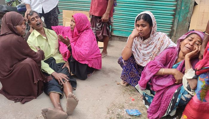মৃত্যুর সংবাদে স্বজনদের আর্তনাদ। প্রবা ফটো