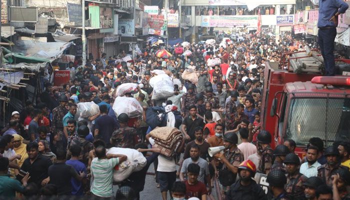 দোকান থেকে সরিয়ে আনা মালামাল ভিড়ের মধ্যে চুরির অভিযোগ করছেন ব্যবসায়ীরা। প্রবা ফটো