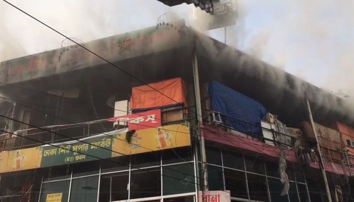 ২৭ ঘণ্টা পর নেভানো গেল নিউ সুপার মার্কেটের আগুন