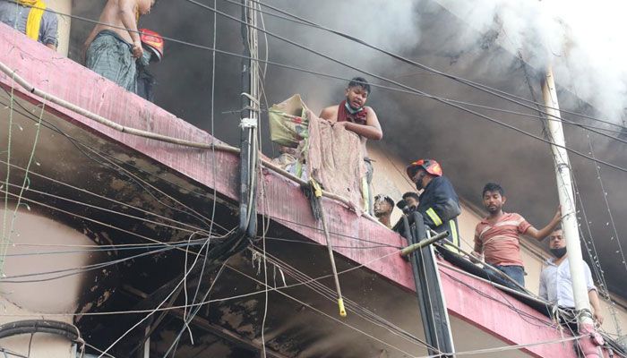 ঈদের মৌসুমে এমন আগুনে দিশাহারা ব্যবসায়ীরা প্রাণপণ চেষ্টা করেছেন অক্ষত মালামাল সরিয়ে নিতে। জীবনের ঝুঁকি নিয়ে আগুনের মধ্যেই মার্কেটের ভেতরে ঢুকে পড়েন তারা। প্রবা ফটো