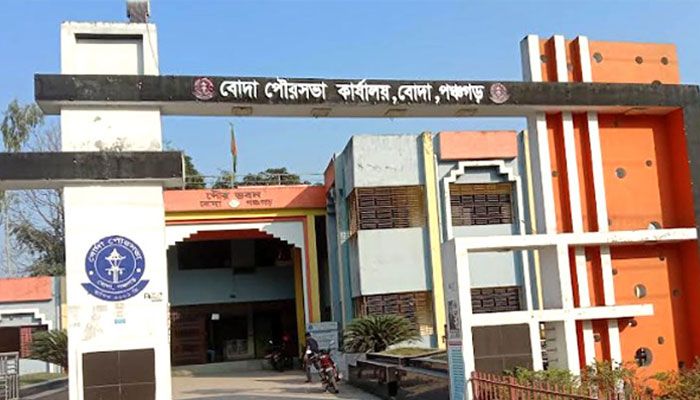বোদায় টিসিবির পণ্য বিতরণে অনিয়মের অভিযোগ