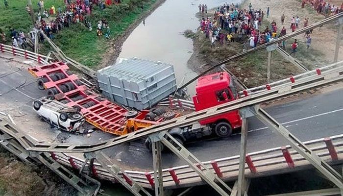 ৪০ চাকার লড়ি উঠতেই ভেঙে পড়ল বেইলি ব্রিজ
