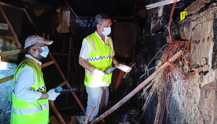 আলামত সংগ্রহে নিউ সুপার মার্কেটে সিআইডির ক্রাইম সিন