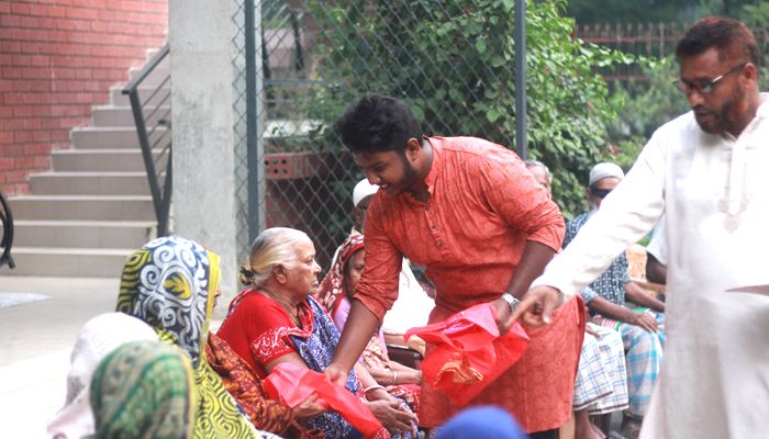 বৃদ্ধাশ্রমে ঈদ উপহার নিয়ে স্বপ্নছায়া