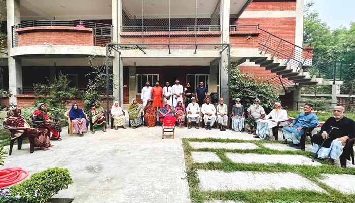 বৃদ্ধাশ্রমে ঈদ উপহার নিয়ে স্বপ্নছায়া