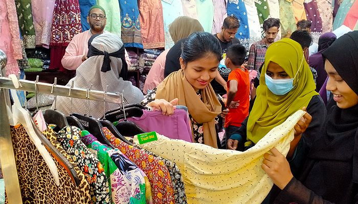 সিলেটের বিপণিবিতানে গভীর  রাতেও ক্রেতার ভিড়