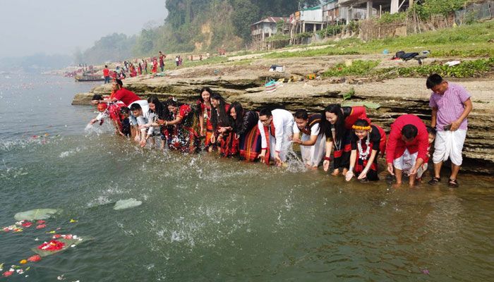 কাপ্তাই হ্রদে ভাসলো বিজুর ফুল। প্রবা ফটো 