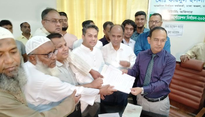 বৃহস্পতিবার সকালে রিটার্নিং কর্মকর্তা মো. ফরিদুল ইসলামের কাছে মনোনয়নপত্র জমা দেন রনি। প্রবা ফটো