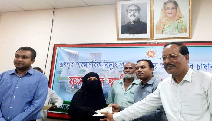 ঈদের আগে ক্ষতিপূরণের দেড় কোটি পেয়ে খুশি কৃষকেরা। প্রবা ফটো 