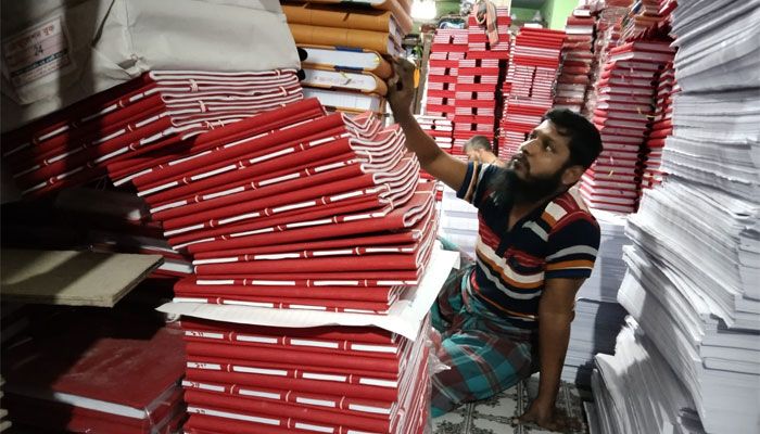 টালি খাতার চাহিদা কমলেও কদর কমেনি