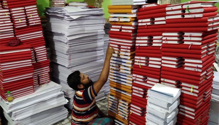 টালি খাতার চাহিদা কমলেও কদর কমেনি