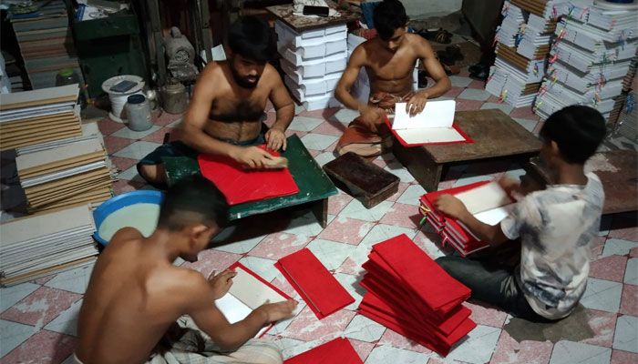 টালি খাতার চাহিদা কমলেও কদর কমেনি