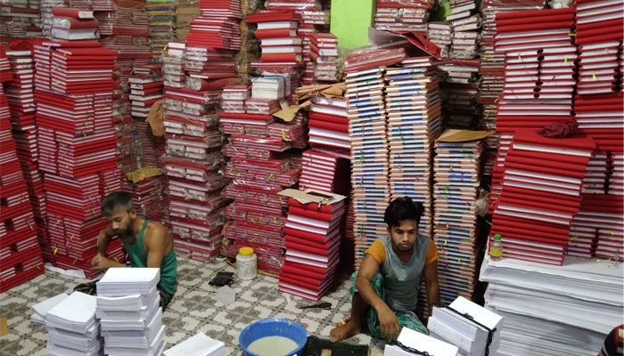 টালি খাতার চাহিদা কমলেও কদর কমেনি