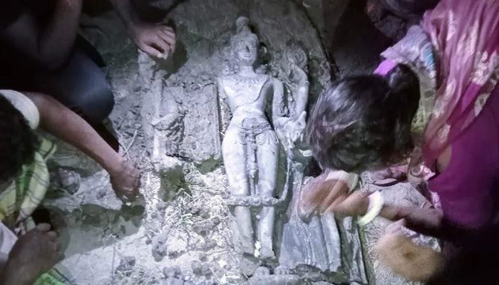 মুন্সীগঞ্জে মাটির নিচে মিলল ১০০ কেজি ওজনের কষ্টিপাথরের মূর্তি